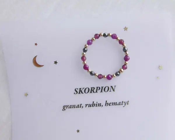 Pierścionek z granatu, rubinu i hematytu dla Skorpiona. Kosmiczna biżuteria z gwiazdkami i księżycem.