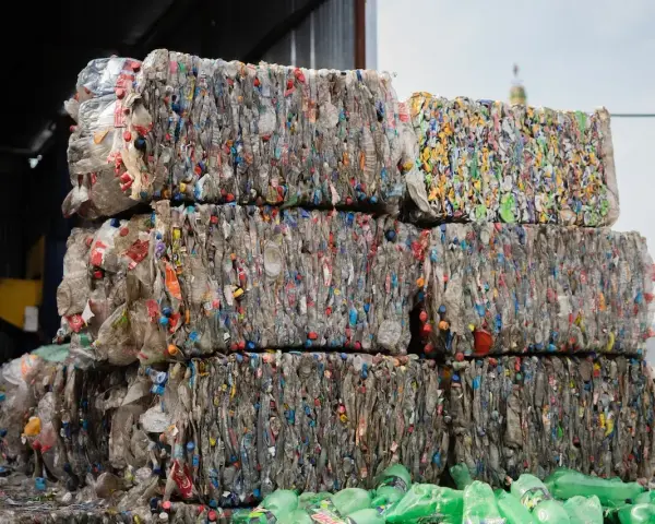 Skompresowane kostki plastikowych butelek w sortowni odpadów.