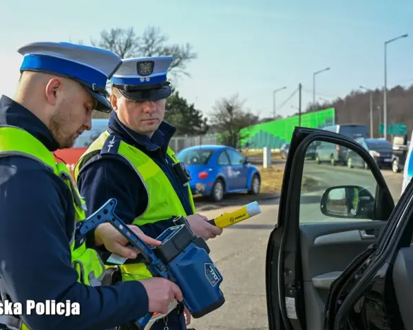 Policjanci z Lubuskiej Policji kontrolują prędkość. Zastanawiasz się, ile czasu ma policja na skierowanie sprawy do sądu po wykroczeniu?