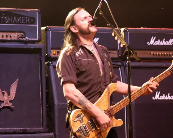Lemmy Kilmister, geboren in den 1940ern, rockt die Bühne mit seiner Bassgitarre vor Marshall-Verstärkern.