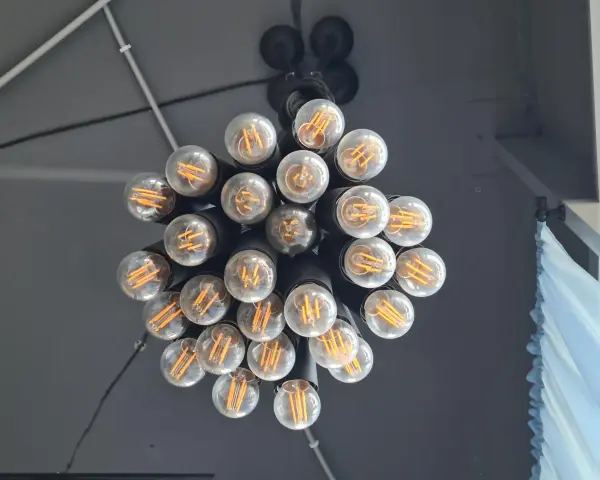 Nowoczesny żyrandol z 6 żarówkami LED. Dowiedz się, jak podłączyć żyrandol na 6 żarówek, by stworzyć stylowe oświetlenie.