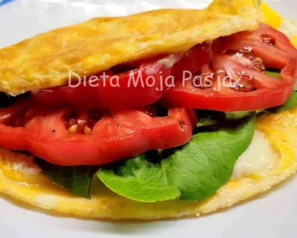 Omlet bez ubijania z pomidorami i sałatą. Szybkie i zdrowe śniadanie.