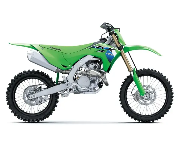 Zielony motocykl Kawasaki KXF 450, gotowy do akcji. Zastanawiasz się, kawasaki kxf 450 ile ma koni?