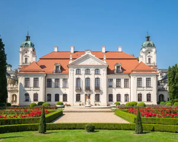 Pałac Zamoyskich w Kozłówce, z okazałym ogrodem i kwitnącymi różami, prezentuje się majestatycznie.
