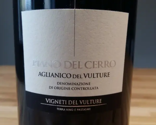 Butelka wina wytrawnego Aglianico del Vulture, Piano del Cerro. Włoskie wino z regionu Vulture.