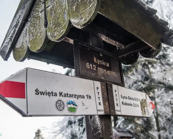 Znak szlaku łysica - kakonin. Wskazuje drogę do Świętej Katarzyny, Łysej Góry i Kakonina.