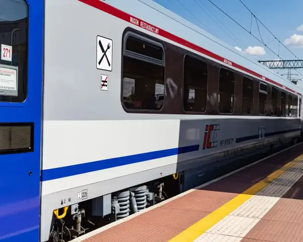 Wagon restauracyjny PKP Intercity z ikonami widelca i noża oraz zakazem palenia.