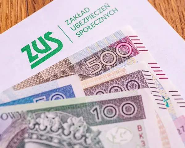 Kiedy trzynasta emerytura, ZUS przekazuje pieniądze. Widoczne banknoty 100, 200 i 500 zł.