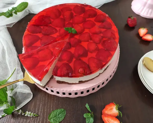 Najdelikatniejszy sernik z mascarpone na zimno, udekorowany truskawkami w galaretce. Idealny na letnie popołudnie.