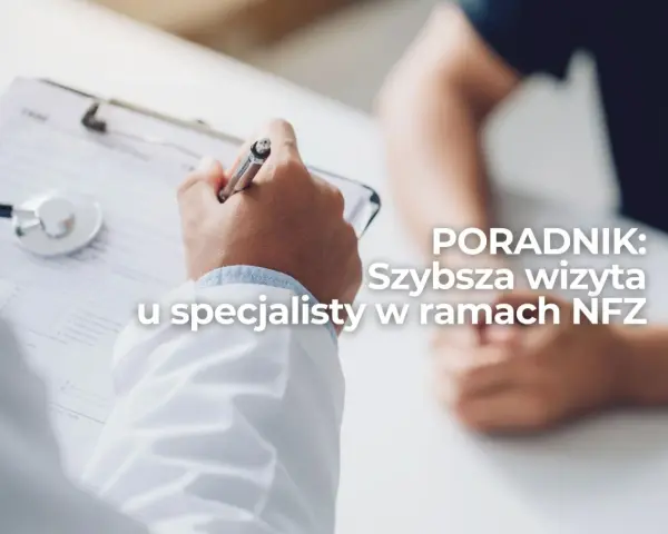 Lekarz notuje na karcie pacjenta. Poradnik: jak umówić się do lekarza na NFZ, by szybciej dostać się do specjalisty.