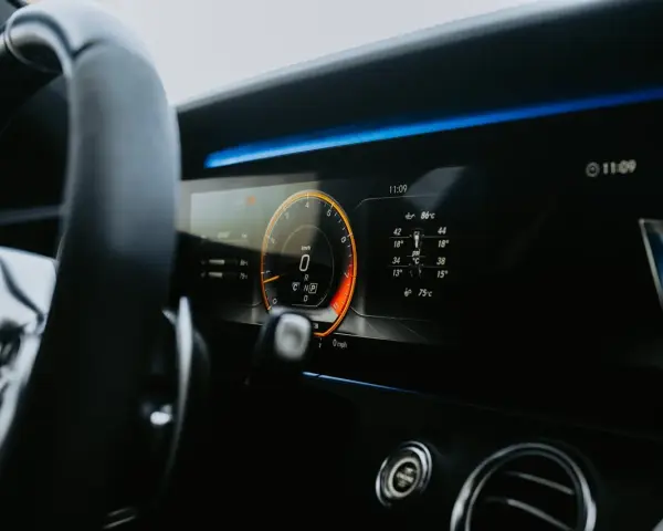 Cyfrowy kokpit pokazuje 0 km/h, wskazując na falujące obroty na zimnym silniku diesel. Wskaźniki temperatury i ciśnienia są widoczne.