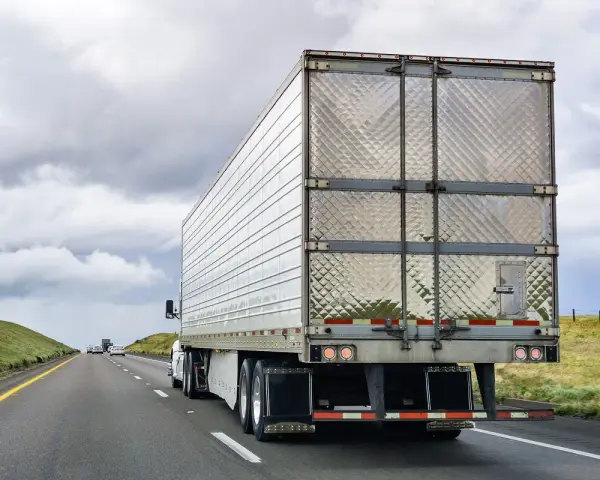 Tir z naczepą na drodze. Zwróć uwagę na wymiary zestawu tir, idealne do transportu.