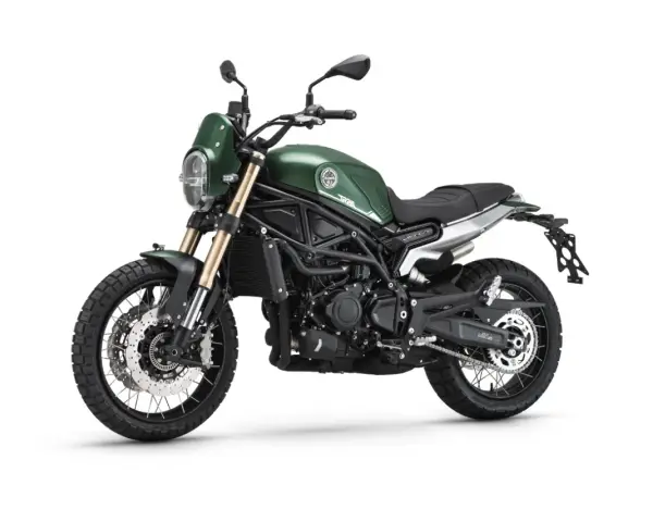 Zielony motocykl Benelli Leoncino 800 Trail z oponami terenowymi, gotowy na przygodę.
