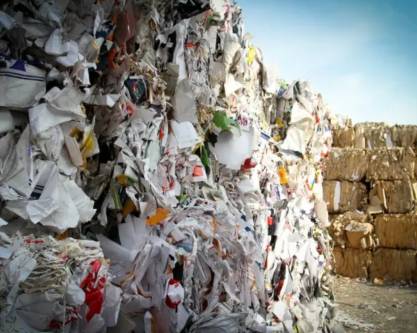 Góra poszarpanego papieru i kartonów, gotowa do przetworzenia. To materiał na nowy papier, kod odpadu 17 06 04.