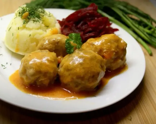 Pyszne pulpety w sosie pomidorowym, podane z puree ziemniaczanym i buraczkami.