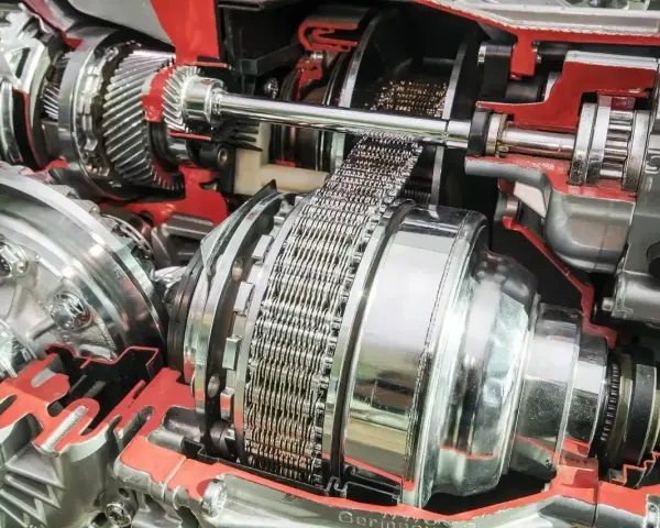 Przekładnia bezstopniowa z widocznym łańcuchem i elementami mechanicznymi.