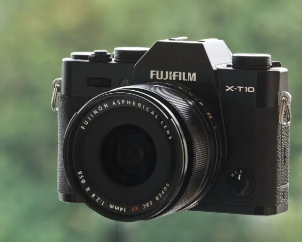 Czarny aparat Fujifilm X-T10 z obiektywem. Funkcja focus peaking pomaga ustawić ostrość.