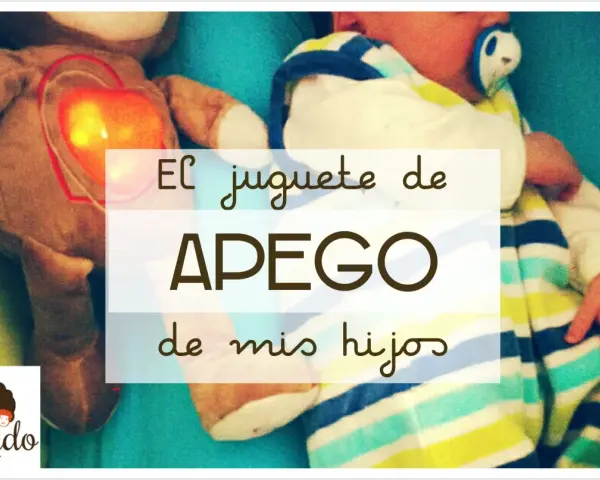 Un peluche con un corazón brillante, un bebé envuelto en mantas a rayas. El juguete de apego favorito de mis hijos.