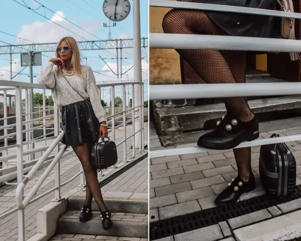 Stylizacja z czarną spódniczką i swetrem. Czy mokasyny pasują do sukienki? Tak, te ozdobione perłami świetnie uzupełniają look.