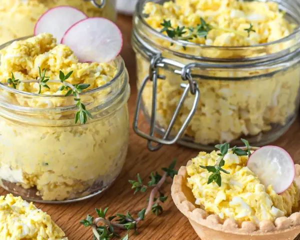 Pyszna pasta jajeczna, idealna na kanapki. Prosty przepis na pastę jajeczną, która zachwyci smakiem.