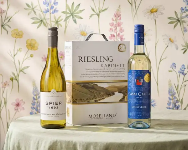 Tre flaskor vitt vin och en bag-in-box med Riesling står uppdukade. Perfekt vin till midsommar!