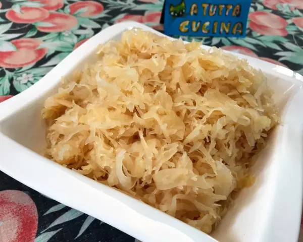 Crauti con aceto, un piatto saporito e salutare. Perfetto per accompagnare carni o come contorno leggero.
