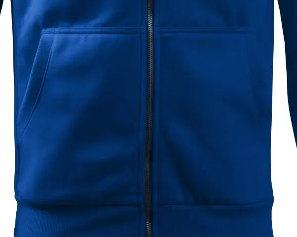 Dettaglio di una felpa con cappuccio blu royal, con zip e tasca a marsupio.
