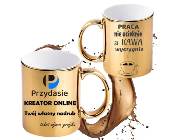 Dwa złote kubki z nadrukami, jeden z napisem "Praca nie ucieknie, a kawa wystygnie", drugi z logo i tekstem.