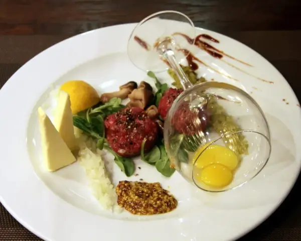 Tatar z wołowiny z żółtkami w kieliszku, masłem, cytryną i musztardą. Pyszny tatar kcal.