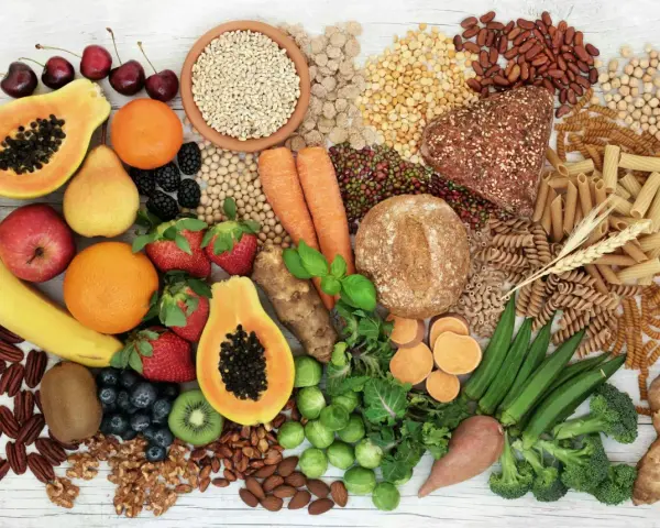 Frukt, grönsaker, fullkornspasta, bönor och nötter. En visuell guide för att öka ditt intag av fibrer och svara på frågan: hur mycket fibrer per dag?