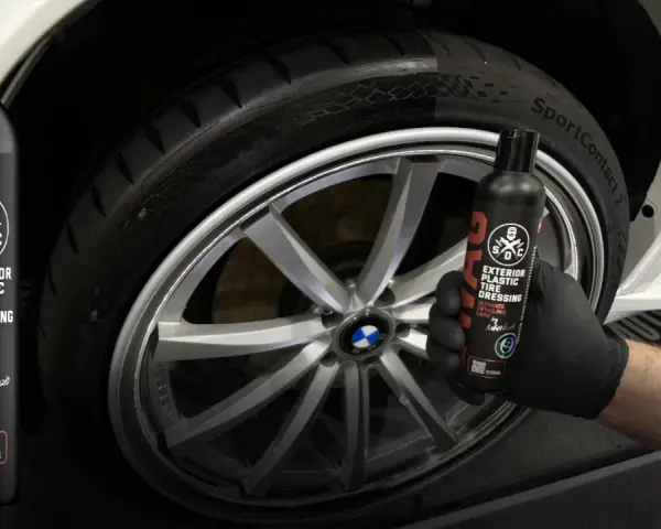 Profesjonalna konserwacja opon samochodowych z żelem SWAG. Aplikacja produktu na oponę BMW.
