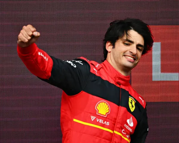 Carlos Sainz, a piloto de Ferrari, celebra con el puño en alto. Su edad no se refleja en su energía.