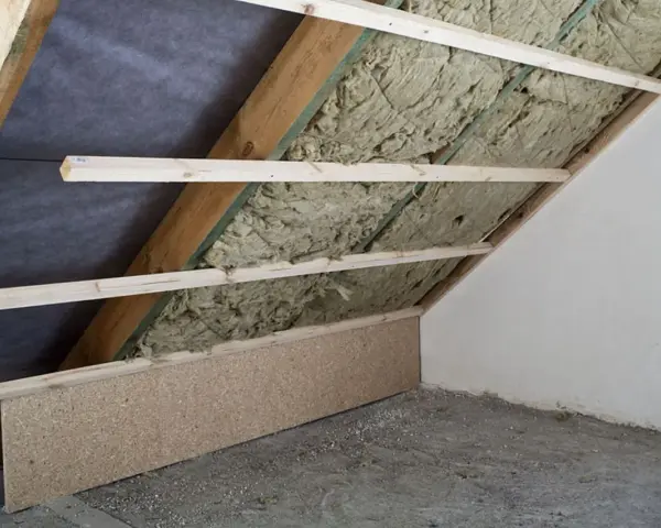 Drewniana konstrukcja i wełna mineralna na poddaszu, przygotowania do adaptacji poddasza.