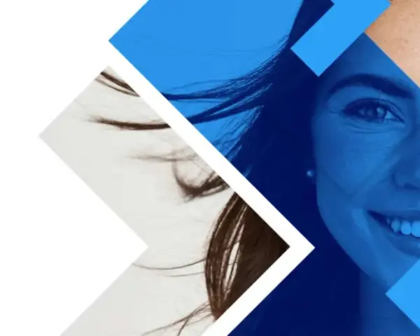 Visage souriant d'une femme, avec des formes géométriques bleues. Une invitation à explorer les neurosciences à distance.