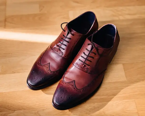 Eleganti derby scarpe in pelle marrone con dettagli wingtip e perforazioni, pronte per un'occasione speciale.
