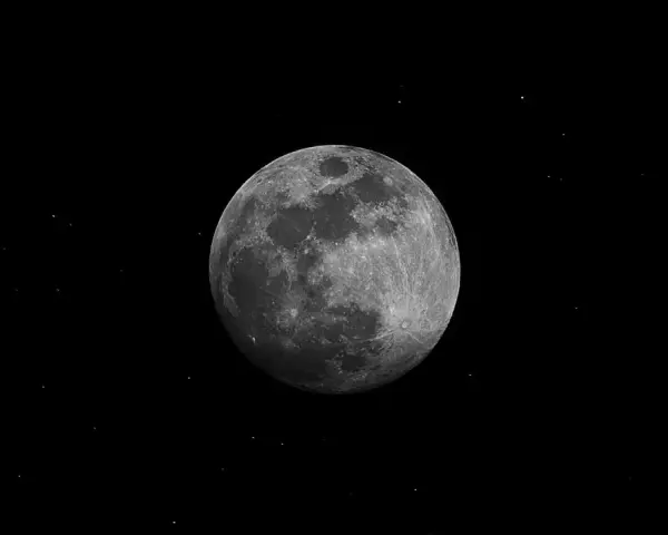 La luna llena, como en la lilith carta natal, brilla en el espacio profundo, rodeada de estrellas.