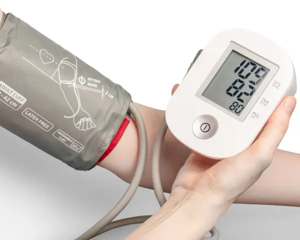 Mierz ciśnienie aparatem elektronicznym: Znasz te błędy? Poradnik.