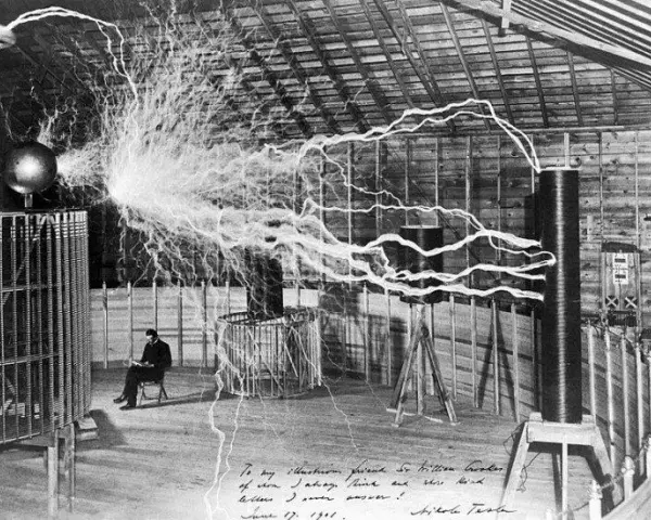 Kto wynalazł prąd Tesla i jak zmienił świat elektryczności?