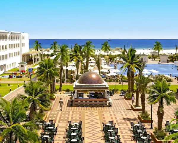 Luksusowy hotel Marco Polo w Tunezji, z basenem, palmami i widokiem na morze. Idealne miejsce na wakacje.