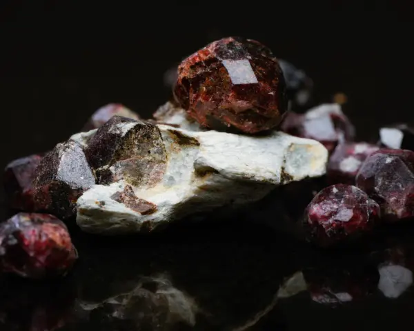 Surowe granaty, kamienie o głębokiej czerwieni, emanujące tajemniczym blaskiem. Mówi się, że granat właściwości magiczne posiada, dodając odwagi i pasji.