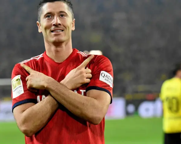 Robert Lewandowski z charakterystyczną cieszynką po zdobyciu bramki.