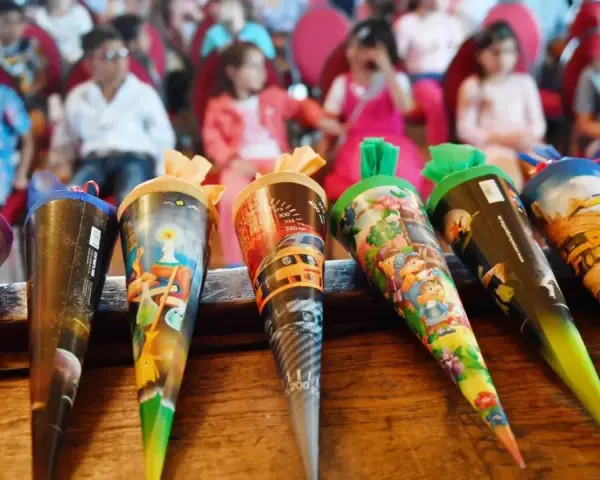 Bunte Zuckertüten für die Einschulung Brandenburg 2025. Kinder warten gespannt auf ihren großen Tag.