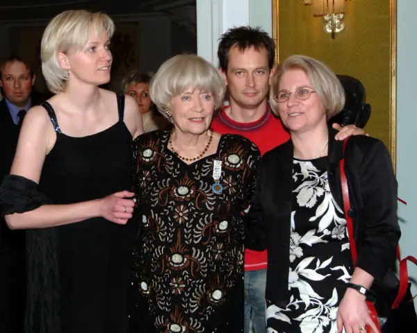 Agata Borecka, córka Aliny Janowskiej, pozuje z rodziną.