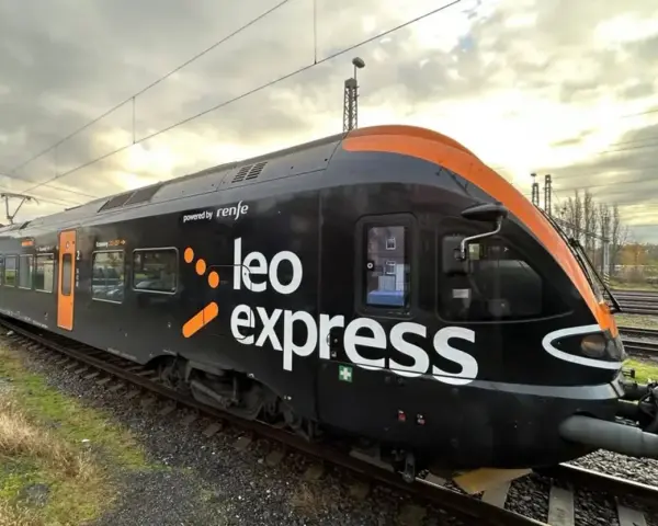Czarny pociąg Leo Express z pomarańczowymi akcentami, gotowy do podróży z Warszawy do Gdańska.
