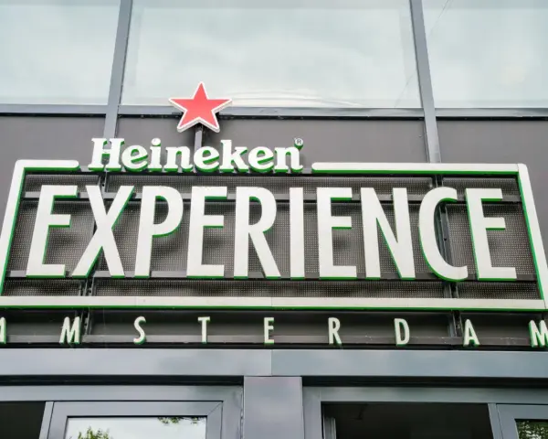 Wejście do muzeum Heineken Experience w Amsterdamie.