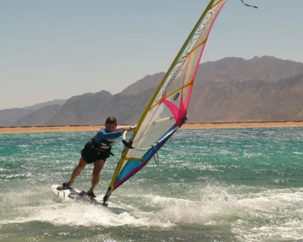 Listopadowy windsurfing: Gdzie wieje i grzeje? Ekspert radzi!