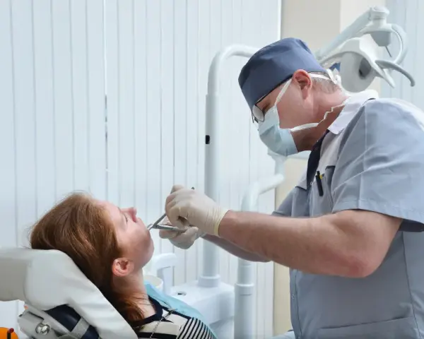 Zdjęcie szwów u dentysty: Ile zapłacisz? Kiedy za darmo?