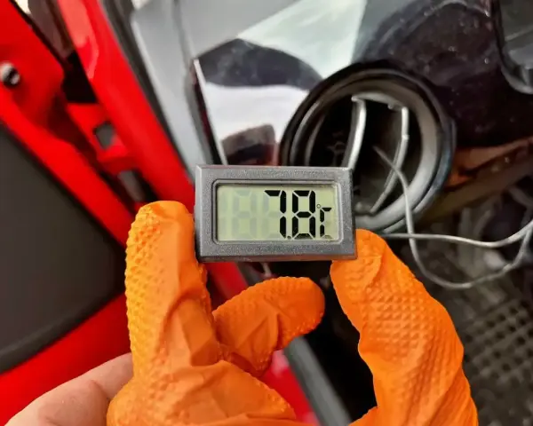 Sprawdzanie temperatury po samodzielnym nabijaniu klimatyzacji. Termometr pokazuje 7.8°C.