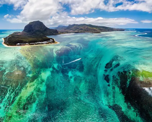 Widok z lotu ptaka na turkusowe wody i góry Mauritiusa. Marzysz o podróży? Mauritius wiza to pierwszy krok do raju.