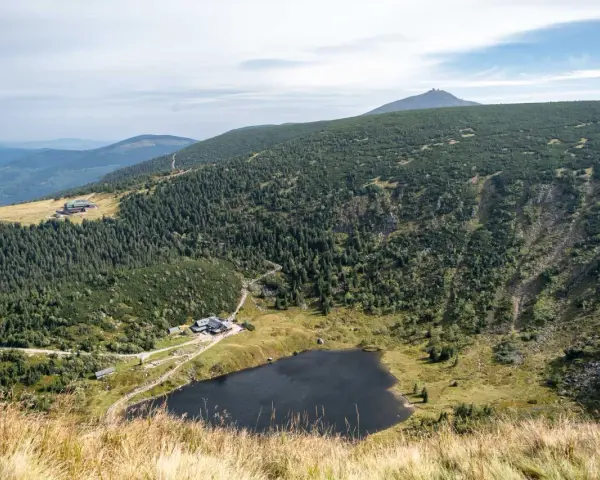 Malowniczy widok na górskie jezioro i schroniska w Karkonoszach. Idealne miejsce na wakacje w górach.
